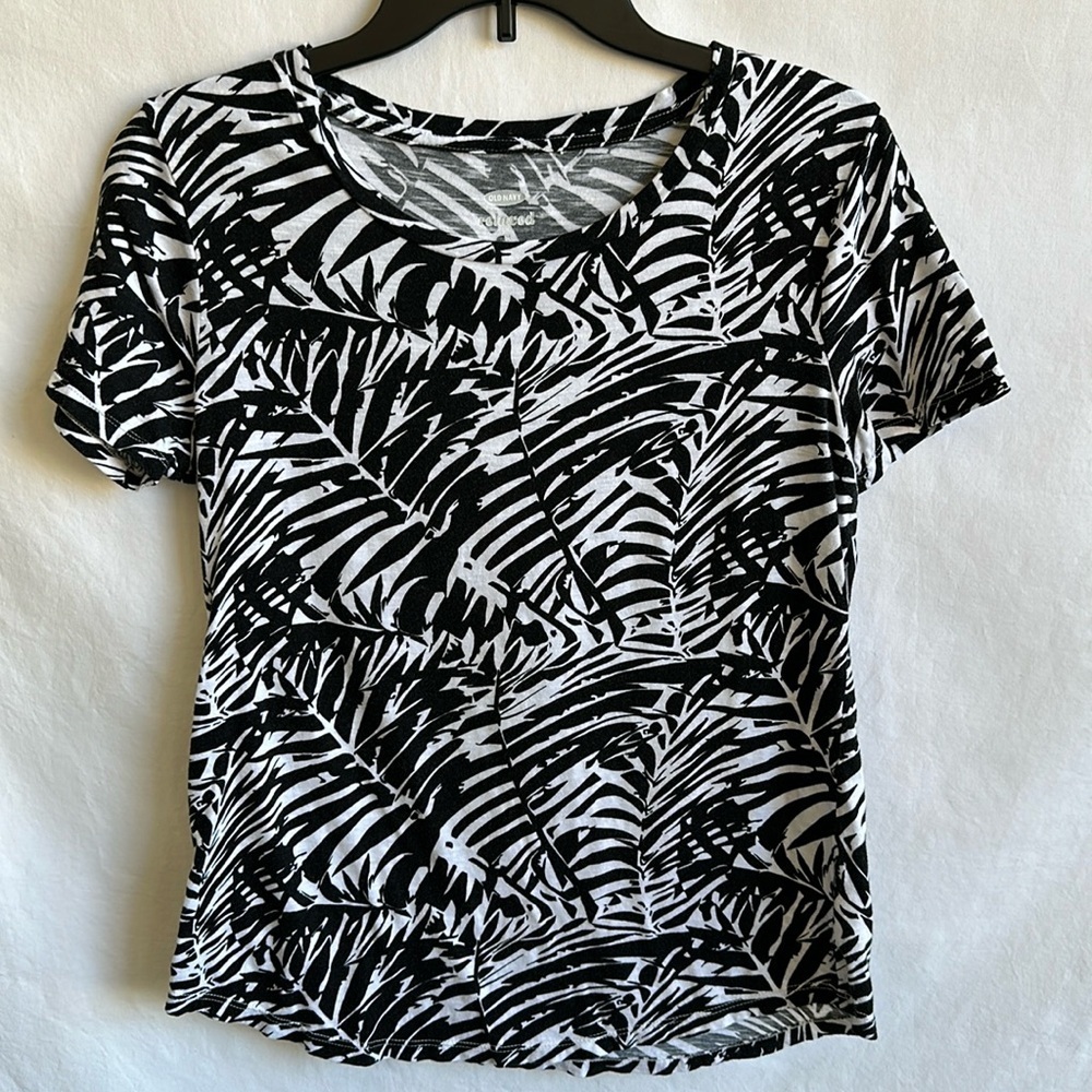 Old Navy Relaxed black and white modern print tee, size M